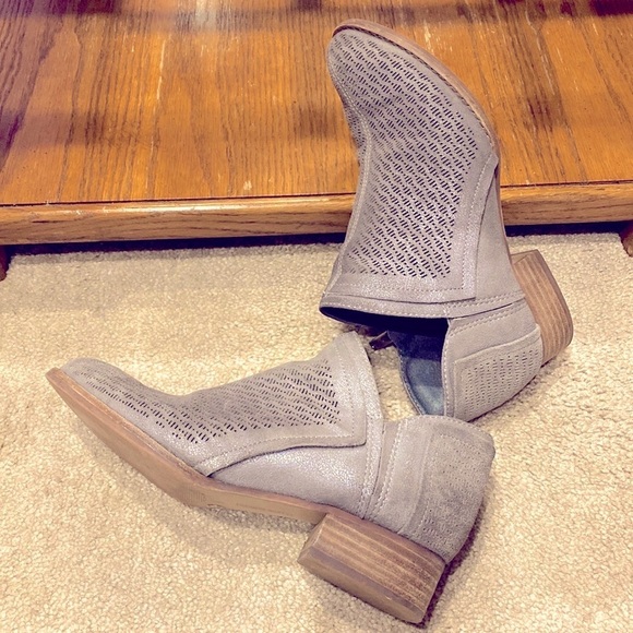 Vince Camuto Cool Suede Leather Side Zip Ankle Bootie Size Women’s 7W ! - Picture 2 of 11